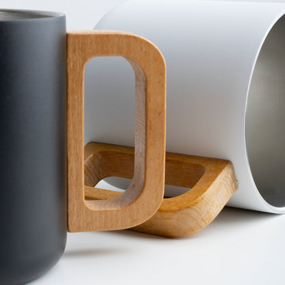 Caneca térmica com alça em madeira